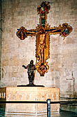 Verona, Cattedrale di San Zeno,  il grande crocifisso (vicino alla fonte battesimale) 